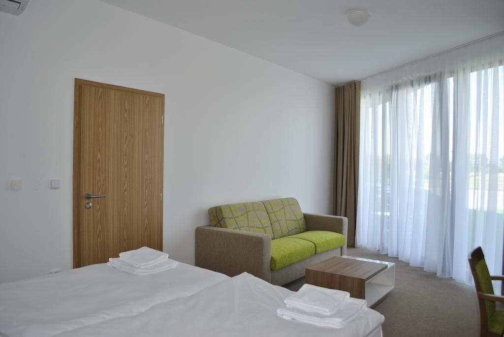 Hotel Golf Jezera Ostrožská Nová Ves Exterior foto